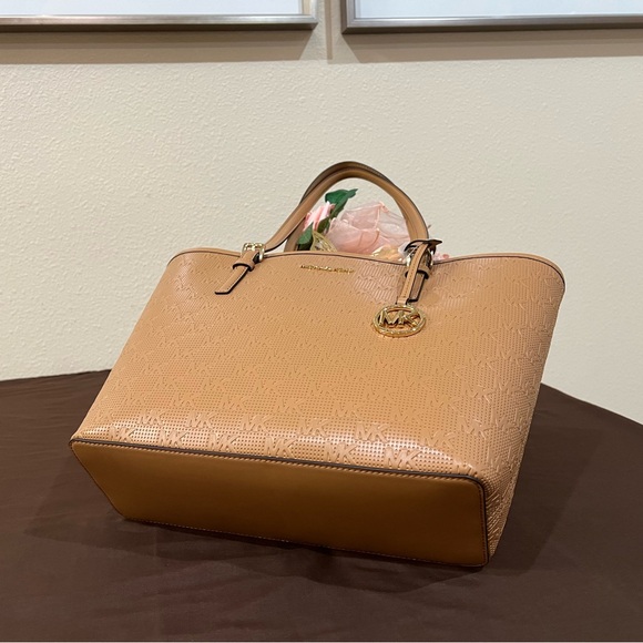 MICHAEL MICHAEL KORS JET SET 384GJ62Y PALE PEANUT MD CARRYALL TOTE SMLS029-0001 - Picture 4 of 7